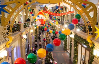 Moskova, Rusya, Aralık 2021: Fındıkkıran masalına dayanan AVM 'de çok renkli Noel dekorasyonu.