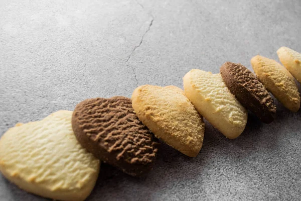Biscoitos Multicoloridos Forma Coração Baunilha Limão Chocolate Fundo Cinza Espaço — Fotografia de Stock
