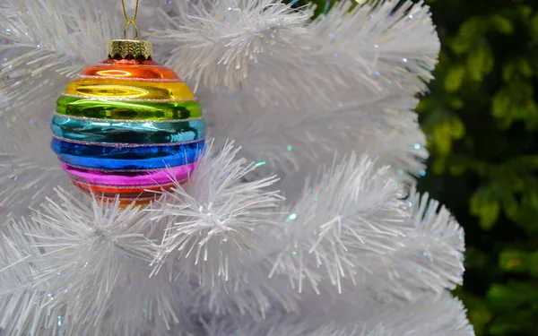 Arco Íris Vidro Brilhante Colorido Bola Natal Bugiganga Pendurada Uma — Fotografia de Stock