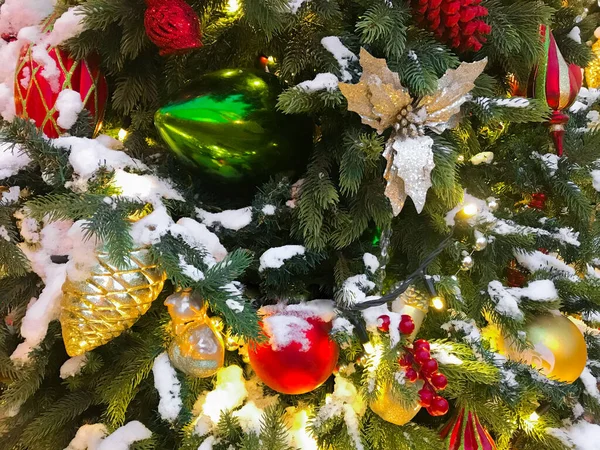 Настоящий Рождественский Фон Зеленые Ветки Ёлки Покрытые Снегом Огнями Стеклянными — стоковое фото