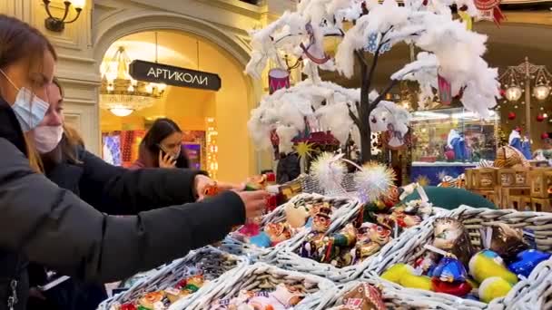 Moskova Rusya Aralık 2021 Genç Kadınlar Noel Süslemeleri Alıyorlar Gum — Stok video