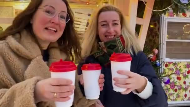 Foire Noël Moscou Sur Place Rouge Deux Jeunes Femmes Gaies — Video