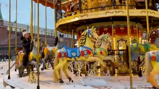 Μόσχα Ρωσία Δεκέμβριος 2021 Ένα Φωτεινό Πολύχρωμο Ρετρό Καρουζέλ Άλογα — Αρχείο Βίντεο