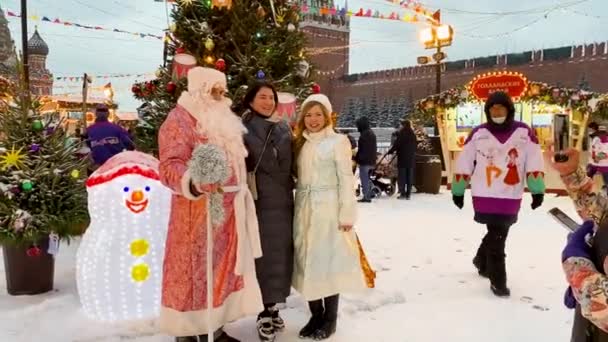 Moscow Russia December 2021 Woman Taking Pictures Santa Claus Snow — 图库视频影像