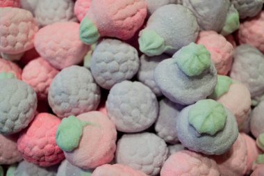 Böğürtlen şeklinde şekerleme: ahududu, maşayla satılık böğürtlen.