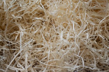 İnce kıvrımlı ahşap talaşı, paket doldurmak için talaş, eski oyuncakları doldurmak. Organik çevre dostu malzeme. Soyut arkaplan.