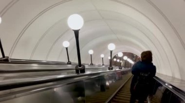  Moskova, Rusya, Aralık 2021: Metroda yürüyen bir yürüyen merdiven. İnsanlar basamaklarda duruyor. İstasyondan trenlere. 