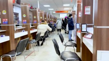  Moskova, Rusya, Aralık 2021: Çok Fonksiyonlu Devlet ve Belediye hizmetleri Merkezi 'ndeki insanlar veya 