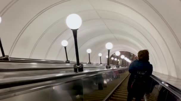 Moscow Russia December 2021 Moving Escalator Subway People Standing Steps — Stock Video