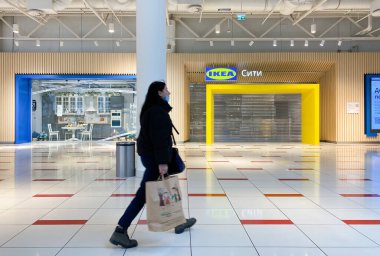 Moskova, Rusya, Mart 2022: Ikea Rusya 'da çalışmaları askıya aldı. Dükkanlar kapalı. Çantalı ve tıbbi maskeli bir müşteri geçiyor..