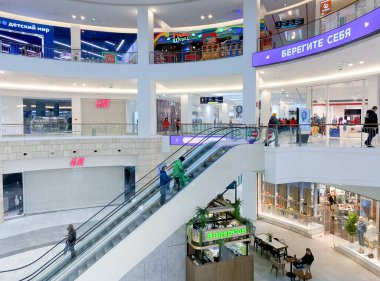 Moskova, Rusya, Mart 2022: HM mağazası Rusya 'daki işleri askıya aldı. Büyük alışveriş merkezindeki markalar kapalı. Müşteriler geçiyor..