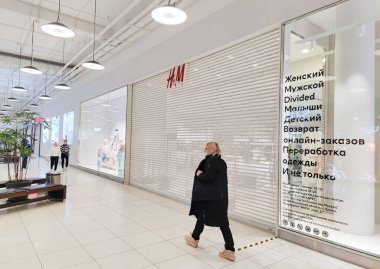 Moskova, Rusya, Mart 2022: HM mağazası Rusya 'daki işleri askıya aldı. Alışveriş merkezindeki markalar kapalı. Müşteriler geçiyor..