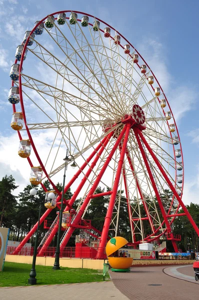 Grande ruota panoramica in un parco divertimenti — Foto Stock