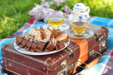 bir bavul üzerinde çay iki fincan ile dolguları ile lezzetli kek