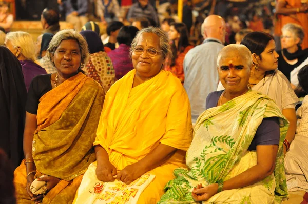 Unidentified Indian senior women at the ceremony puja in Varanas — Stock Photo, Image