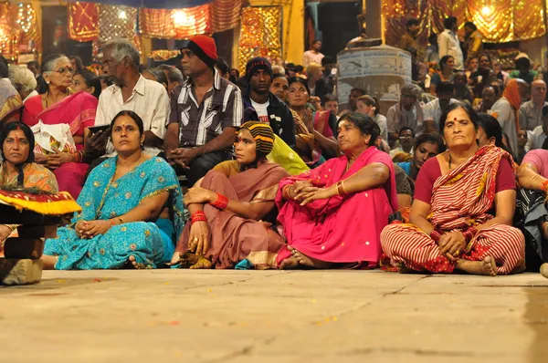 バラナシ、ind 式祭式で正体不明のインド人 — ストック写真