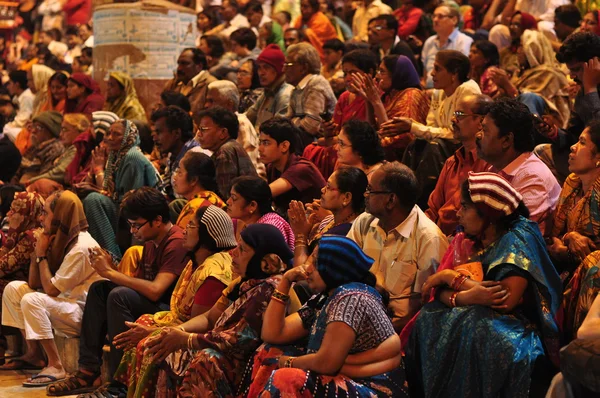 Niet-geïdentificeerde Indische mensen bij de ceremonie puja in varanasi, ind — Stockfoto
