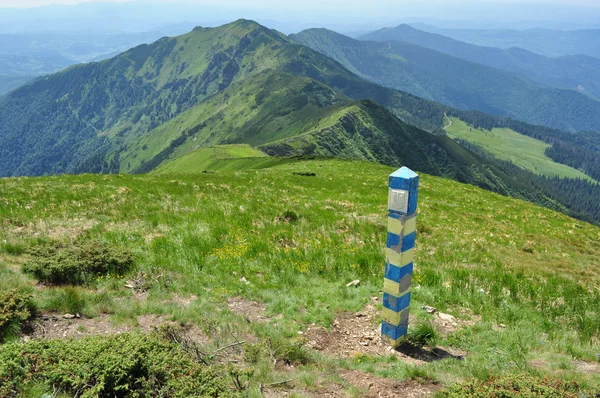 Fronteira nas montanhas entre a Ucrânia e a Roménia — Fotografia de Stock