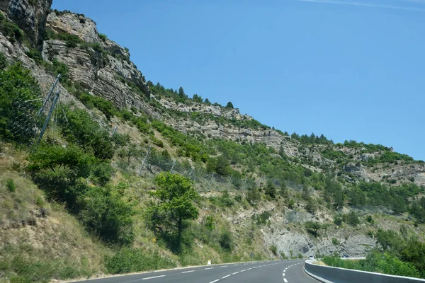Yolu ve arabaları kayalardan korumak için çitleri olan bir dağ. Ağır iş telleri uçurumlardan düşen kayaları yakalamak için kullanılır. Otoyolda giden arabaları korumak için.