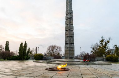 KALININGRAD, RUSSIA, 01 Ocak 2021: Büyük Vatanseverlik Savaşı 'nda ölenlerin toplu mezarı, dikili taş 1200 muhafız ve sonsuz alevin anıtı