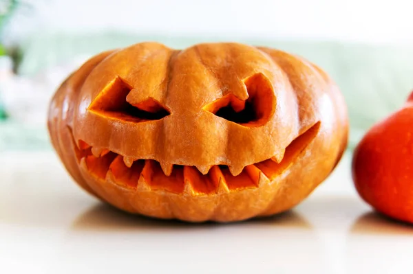 Linterna de Halloween siniestra y aterradora, primer plano con una sonrisa — Foto de Stock