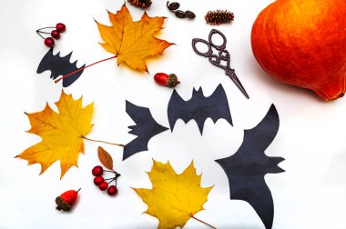 Cadılar bayramı, masanın üstünde şenlik düzeni, yarasaları kesmek.