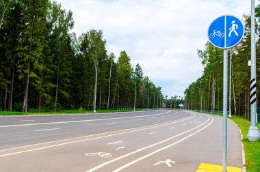 Boş yol, yol işaretli bisiklet ve yayalar için ve yeni asfalt, açık yaz günü, trafik