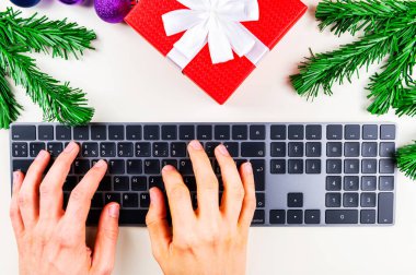 Noel günü bir bilgisayar klavyesinin yakın plan görüntüsü.