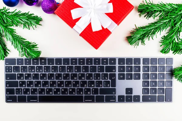 Zbliżenie klawiatury komputerowej w Boże Narodzenie. — Zdjęcie stockowe