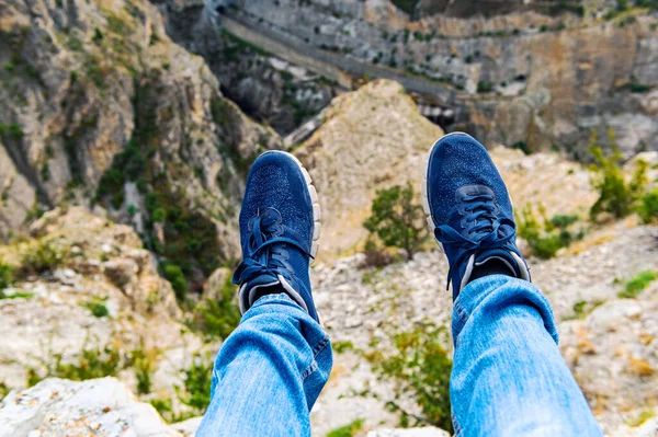 Un selfie de pies de hombre en zapatillas de deporte en una colina disfrutando de la vista — Foto de Stock