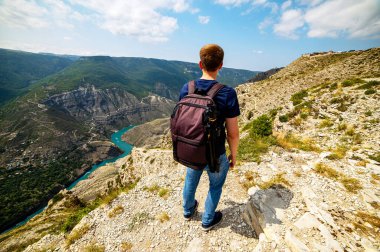 Sırt çantası olan profesyonel bir fotoğrafçı.