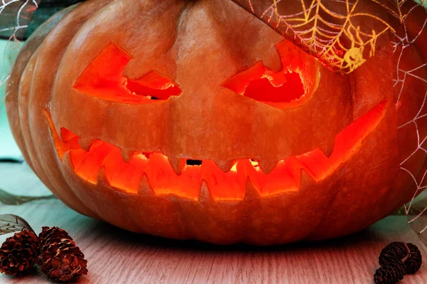 Una linterna con cabeza de calabaza para Halloween, con una vela dentro, una oscura sonrisa aterradora con colmillos. — Foto de Stock