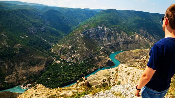 Un turista mira el Cañón Sulak en Daguestán, con un lugar para el texto. — Foto de Stock