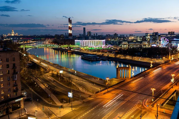 MOSCÚ, RUSIA - 29 DE MARZO DE 2021: Vista panorámica nocturna desde arriba de la estación de tren de Kiev — Foto de Stock