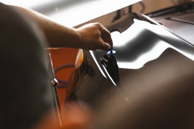 Aracı yenilemek için araba servisindeki arabanın üzerindeki çukur temizleme bardağını daha sonra kullanmak üzere mekanik olarak.