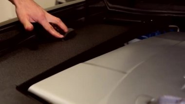 Araba servisi çalışanı kaputun altında mikrofiber bez ile araba cilalıyor. Araba servisi konsepti. Yüksek kalite 4k görüntü