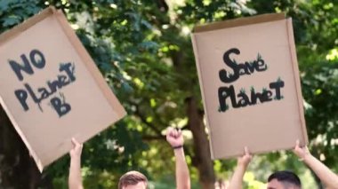 Kirliliği ve küresel ısınmayı protesto eden bir grup eylemci, B Gezegeni yok ve gezegeni kurtarın pankartı taşıyor. Yüksek kalite 4k görüntü
