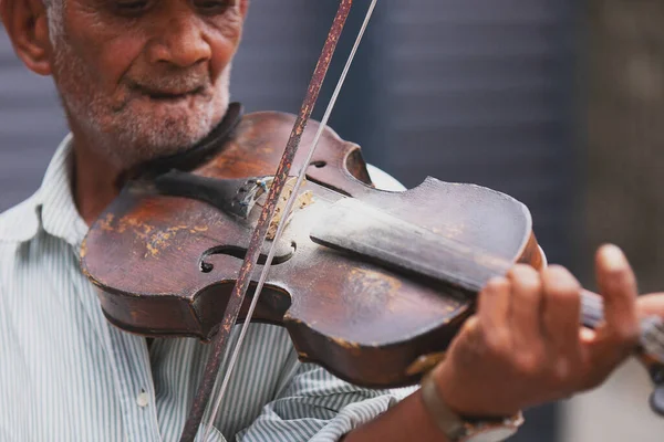 Foto ritagliata di un anziano musicista uomo in passato indossa orologio da polso tenendo il violino tra le mani ed eseguendo meravigliosa melodia classica essere all'aperto. — Foto Stock