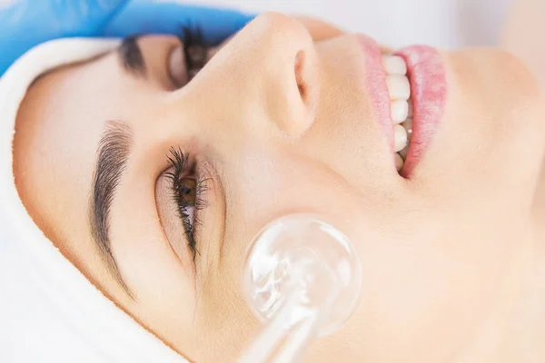 Horizontal close up foto de uma mulher bonita sorrindo recebendo procedimento facial rejuvenescimento em uma clínica de beleza. — Fotografia de Stock