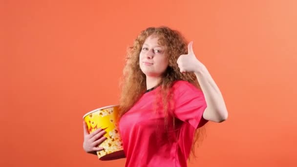 Fußballfan Frau hält eine Schale Popcorn in der Hand und ist glücklich Daumen hoch und tanzt vor Freude, Fußballkonzept. — Stockvideo