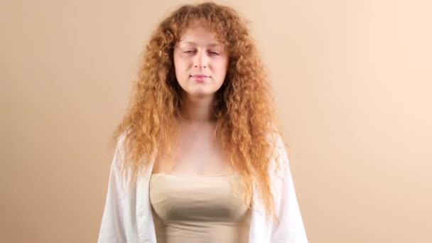 Femme déçue avec rousse bougeant la tête comme un signe négatif, son équipe de football a perdu le match dans le championnat. — Video