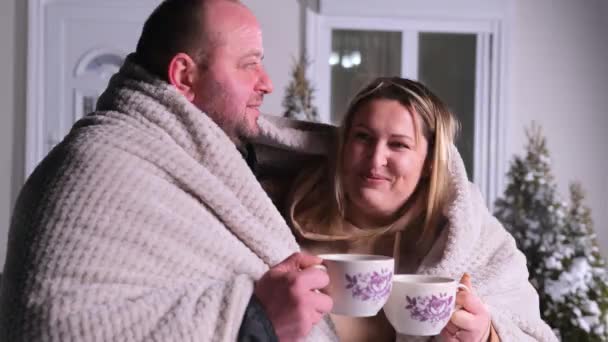 亲密视频中，两个相爱的男人和女人微笑着看着对方，在外面用杯子喝着热茶. — 图库视频影像