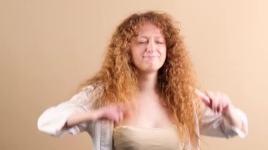 Futbol takımı şampiyon golü attığı için havalı kızıl saçlı genç bayan dans ediyor..