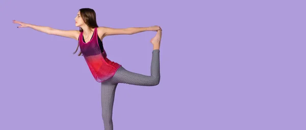 Vista laterale ritratto di giovane donna bionda che indossa vestiti sportivi che lavora fuori facendo yoga o pilates esercizio, lunghezza intera, spazio copia. — Foto Stock
