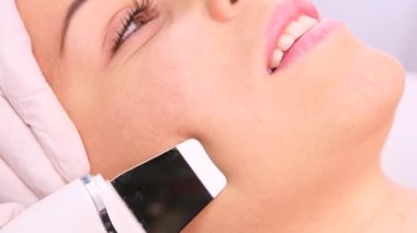 Profesyonel güzellik uzmanı güzellik kliniği, kozmetoloji ve profesyonel cilt bakımı konseptinde yüz ultrasonik vakum prosedürü uyguluyor..