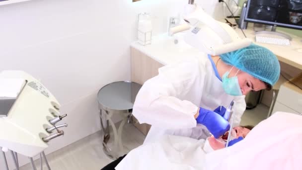 Paciente femenina que pasa tratamiento dental en clínica odontológica, dientes sanos y medicina, concepto estomatológico. — Vídeos de Stock