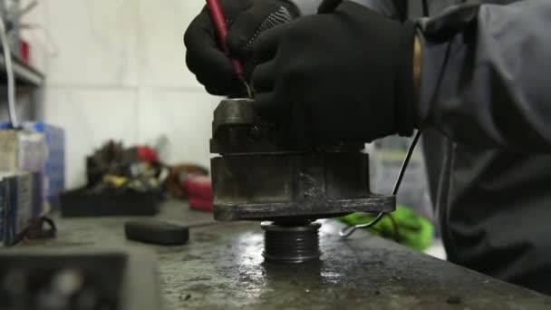 Mechaniker mit schwarzen Schutzhandschuhen repariert kaputten Anlasser am Auto im Kfz-Service. — Stockvideo