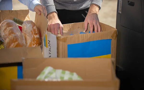 Bir grup gönüllü, Ukraynalı mültecilere yapılacak bağışlarla çalışmalarına başlıyor. Hayatta kalmak için gereken her şey, insani yardım kavramı..