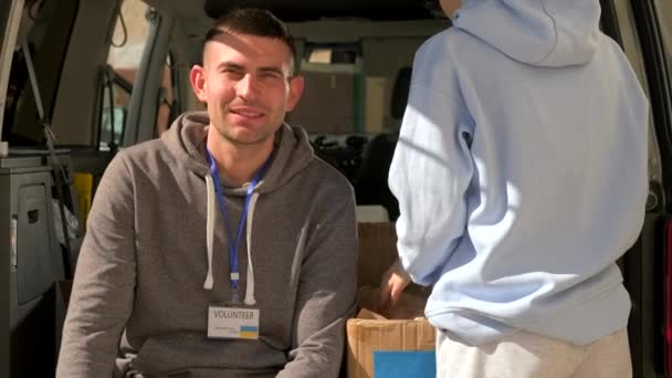志愿人员在纸板箱中收集捐款，以满足乌克兰移徙者的需要和人道主义援助概念. — 图库视频影像