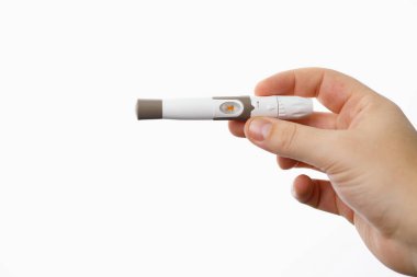 Kan şekeri seviyesini ölçmek için elinde beyaz arka planda bulunan glukoz ölçer adamın yakın plan fotoğrafını çek..